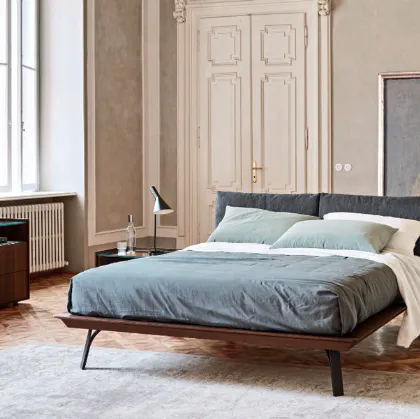 letto abbraccio legno con piedini metallo sagomato