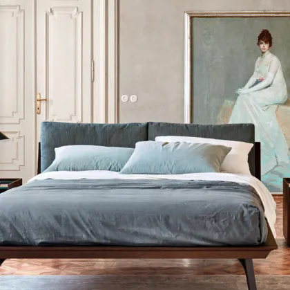 letto abbraccio piedini metallo design