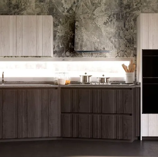 Bistrò Bianco e Peltro: cucina lineare in legno bianco e peltro con top in marmo di Carrara