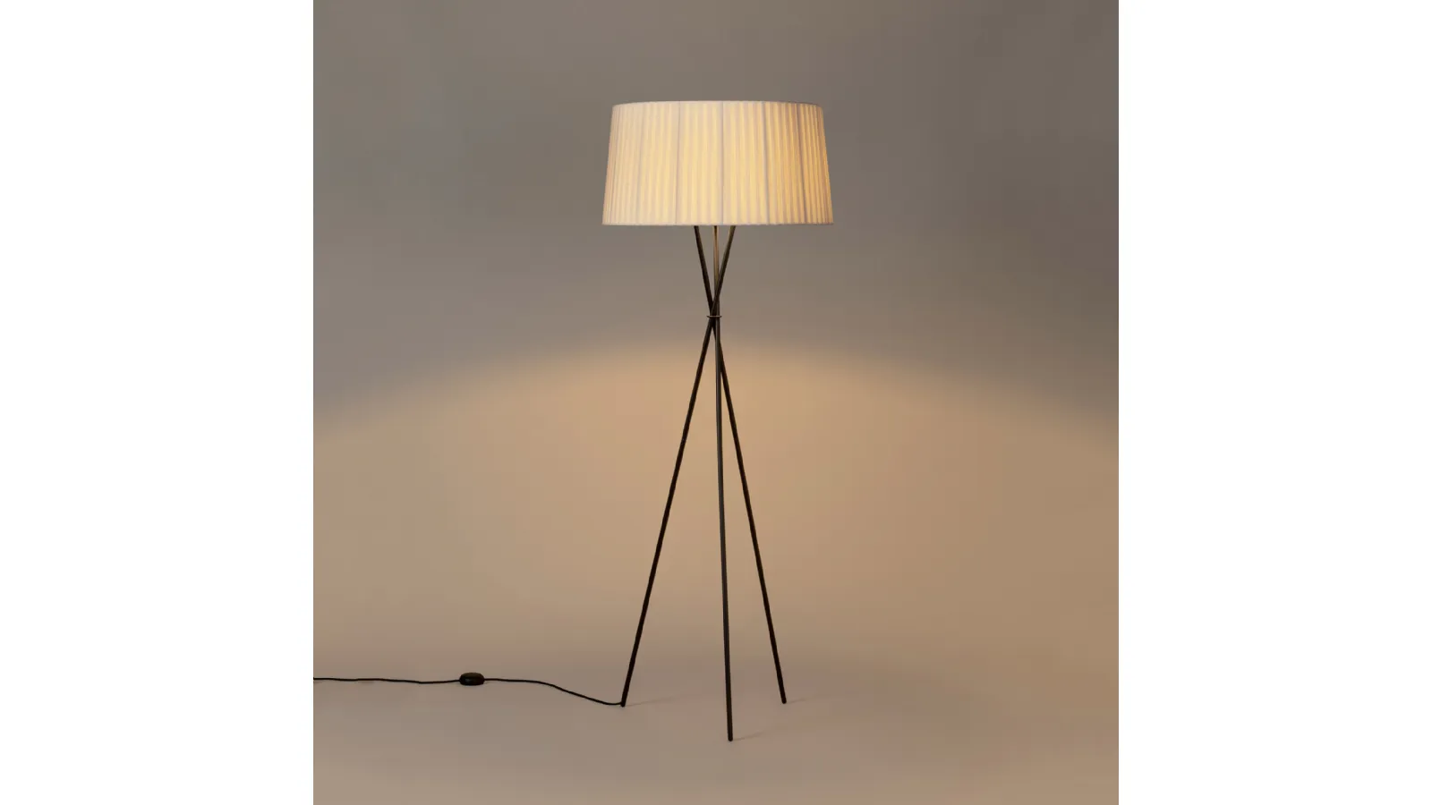 Lampada da terra vintage con faretto nautico, treppiede in pelle marrone, stile antico - Italia