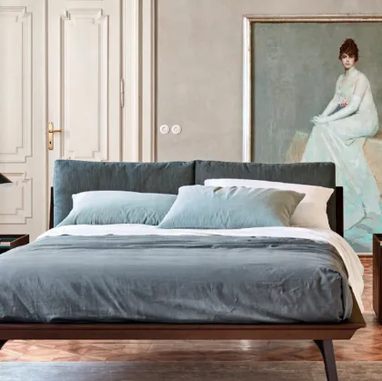 letto abbraccio piedini metallo design
