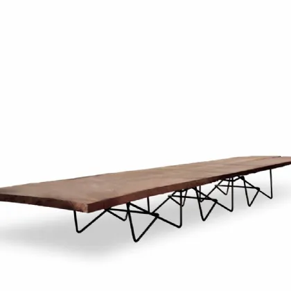 Tavolo in legno e ferro.