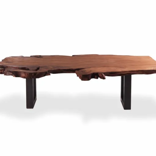 Tavolo in legno e ferro.