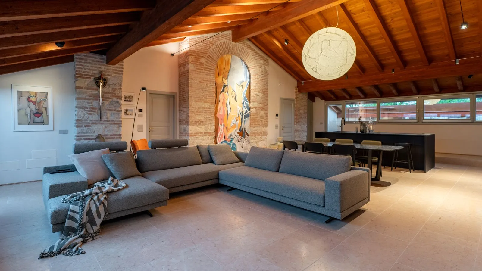 Zona living: equilibrio tra arte e luce